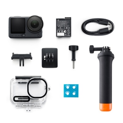Conjunto completo de câmera de ação DJI Osmo Action com acessórios em fundo branco.