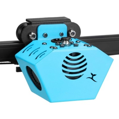 Dispositivo mecânico azul com parafusos e aberturas de ventilação em suporte preto