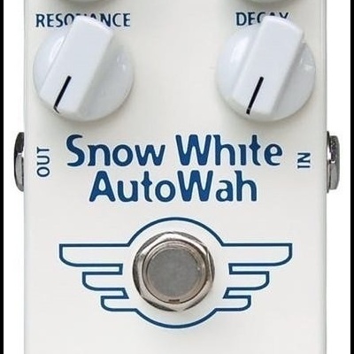 Pedal de efeitos de guitarra branco Snow White AutoWah da Mad Professor com botões rotativos e botão de pé