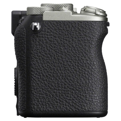 Câmara fotográfica compacta preta com detalhes prateados vista lateral esquerda