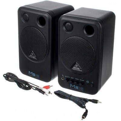 Conjunto de colunas acústicas negras com cabos