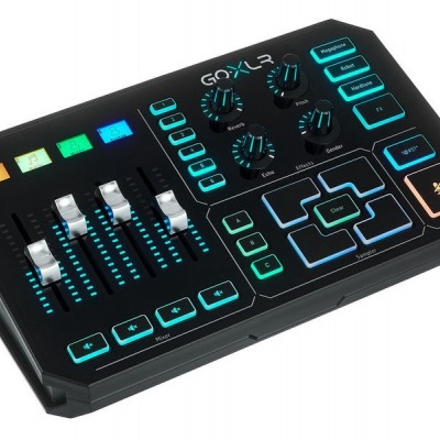 Mesa de mistura preta com botões e sliders iluminados em cores variadas