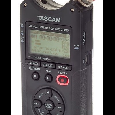 Gravador de áudio preto TASCAM DR-40X com ecrã digital e microfones ajustáveis