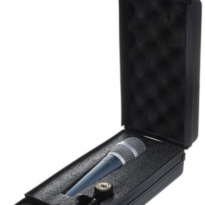 Estojo preto com microfone e acessórios em espuma preta