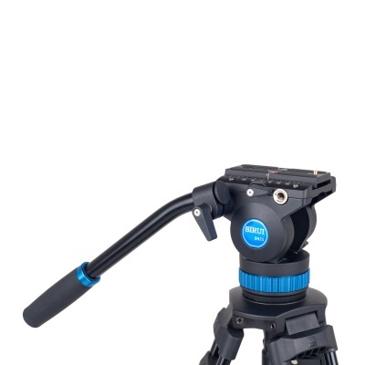 Cabeça de tripé profissional preto com detalhes azuis e punho longo