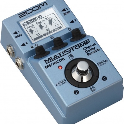 Pedal de efeito musical Zoom Multistomp MS-70CDR azul-claro com ecrã digital e três botões pretos
