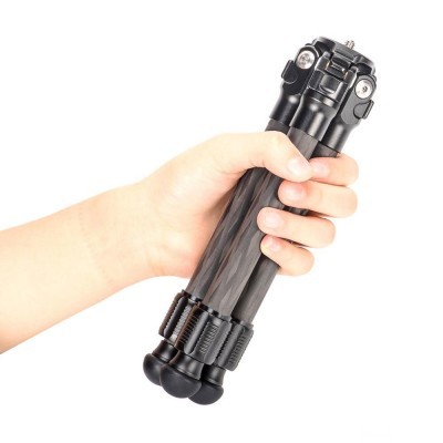 Mini tripé compacto preto em mão