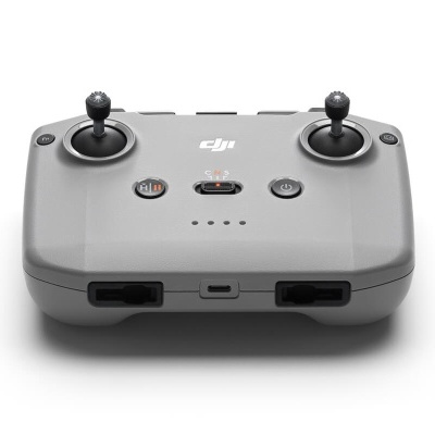 Comando DJI cinzento com joysticks e botões