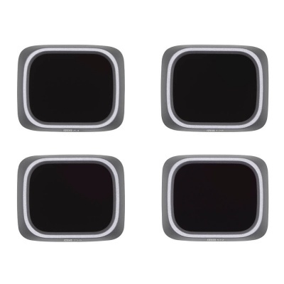 Conjunto de quatro pratos quadrados pretos com bordas cinzentas