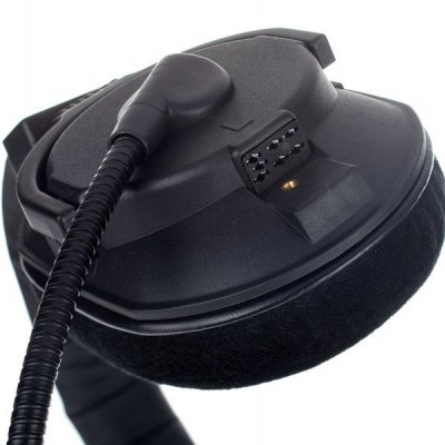 Auricular preto com cabo e conector de pinos