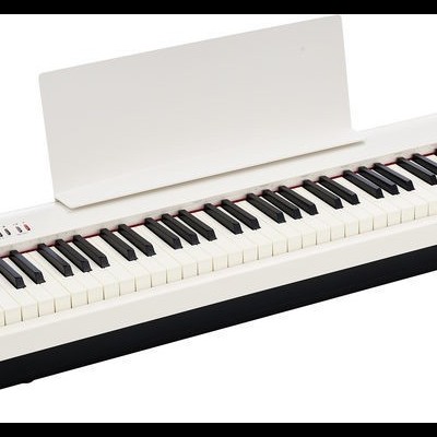 Piano digital branco com teclado completo e suporte para partituras