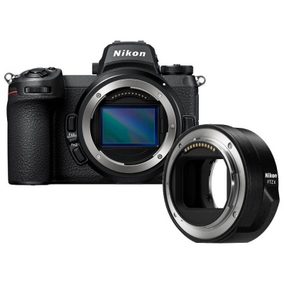 Câmara fotográfica Nikon sem espelho preta com adaptador FTZ