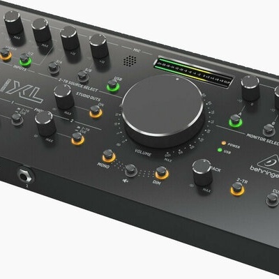 Consola de som preta com vários botões, indicador LED e porta JACK frontal