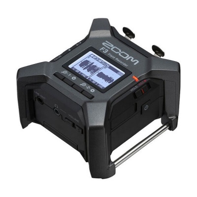 Gravador de áudio Zoom F3 preto com ecrã e botões, estrutura resistente e alças metálicas.
