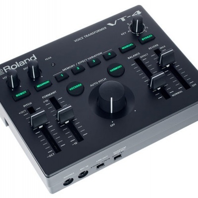 Interface de voz Roland VT-4 preta com botões, potenciômetros e sliders