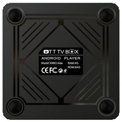 Dispositivo OTT TV BOX preto quadrado com etiquetas e quatro apoios redondos