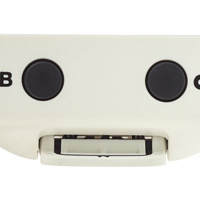 Dispositivo eletrónico branco com botões pretos e marcações dB e símbolo de correntes