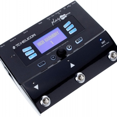 Pedal de processamento de voz TC-Helicon Play Acoustic preto com visor digital e três pedais metálicos