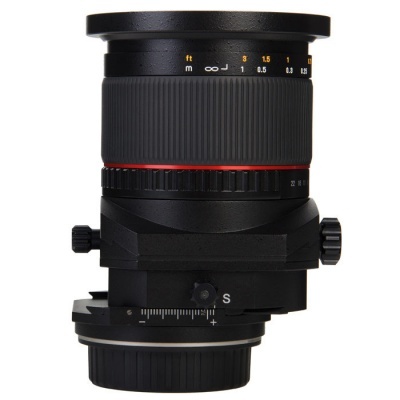 Objetiva fotográfica preta com marcas de medição e anel vermelho