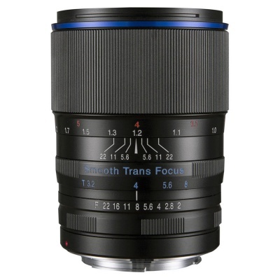 Objetiva fotográfica preta com anéis texturizados e texto azul