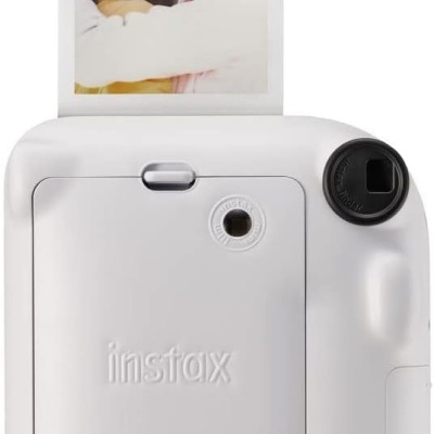 Câmara instantânea branca Instax com fotografia a sair na parte superior