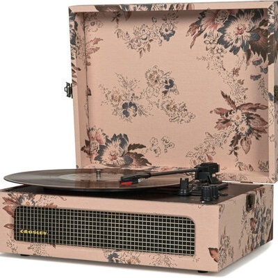 Toca-discos portátil com padrão floral em tecido rosa