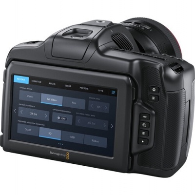 Câmara digital preta Blackmagic Design com ecrã táctil traseiro e botões laterais