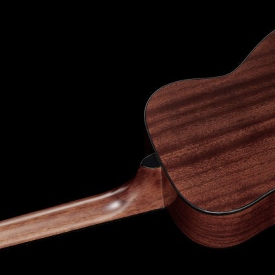 Guitarra acústica de madeira castanha vista de trás com fundo preto