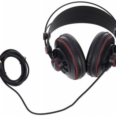 Auscultadores pretos com detalhes vermelhos e cabo com ficha jack dourada