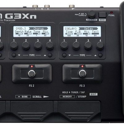 Pedaleira multi-efeitos ZOOM G3Xn preta com pedais e display digital