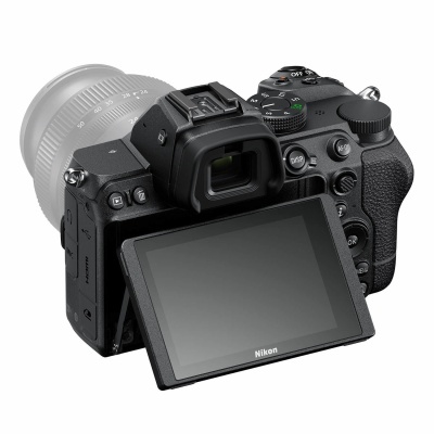 Câmara fotográfica digital Nikon preta com lente prateada e ecrã LCD articulado