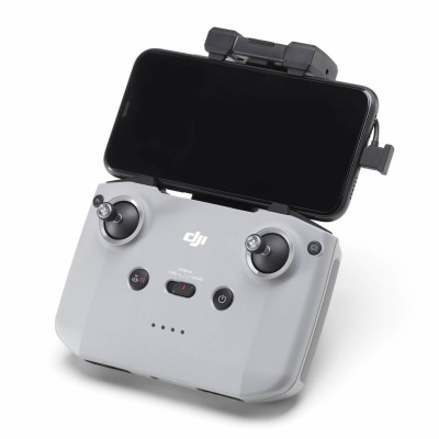 Comando DJI cinza claro com telemóvel preto montado
