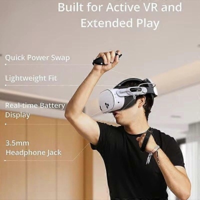 Homem usa capacete de realidade virtual branco e segura controladores pretos em ambiente interior