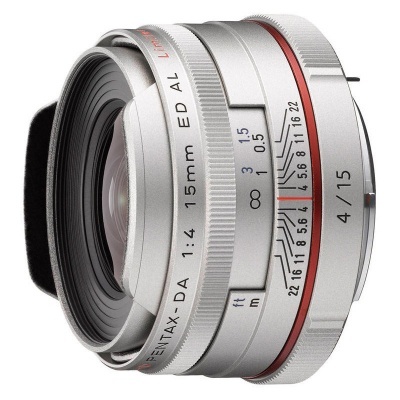 Objetiva de câmara Pentax prateada com anéis de ajuste e inscrições visíveis