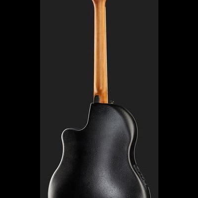 Guitarra acústica preta de costas com braço de madeira clara