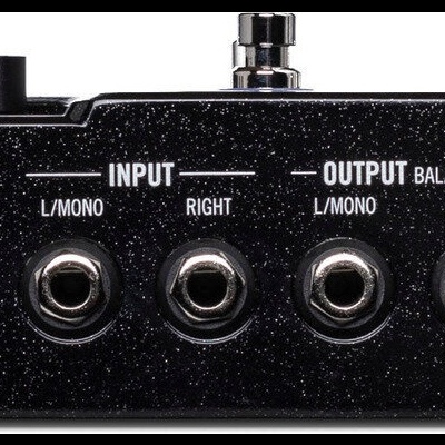 Painel traseiro de equipamento áudio com várias entradas e saídas etiquetadas