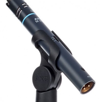 Microfone condensador AKG SE300B preto com suporte