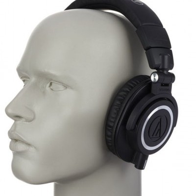 Ausculadores pretos Audio-Technica em manequim cinzento