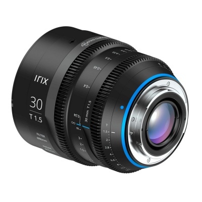 Objetiva fotográfica preta Irix 30 T1.5 com detalhes em azul
