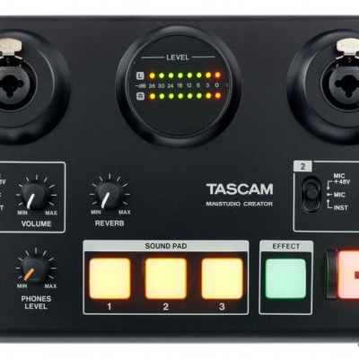 Consola TASCAM Minizstudio Creator preta com botões e luzes numa superfície branca