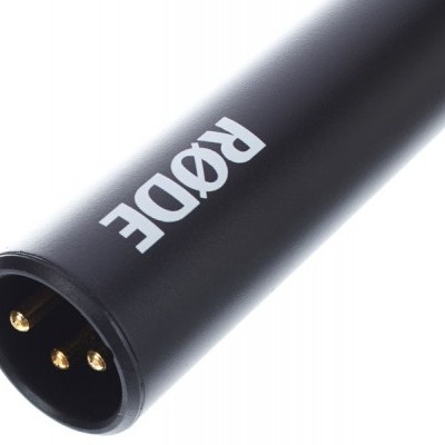 Microfone preto metálico com marca RØDE e três pinos dourados na extremidade