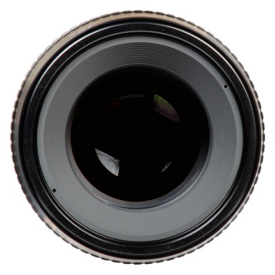 Objetiva de câmara vista de frente em fundo branco