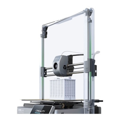 Impressora 3D Creality cinza e preta com modelo de edifício branco sendo impresso