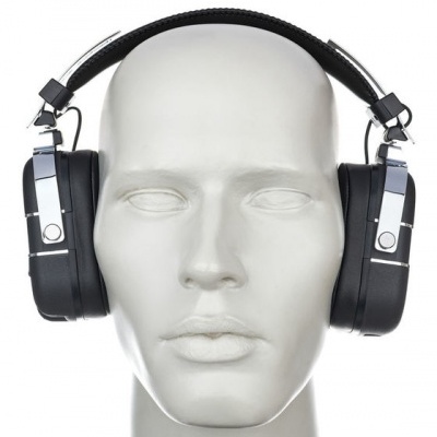 Auscultadores pretos com acabamento metálico em manequim branco