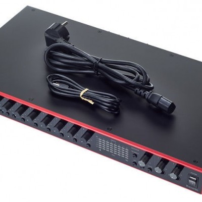 Interface de áudio preta com detalhes vermelhos e cabos