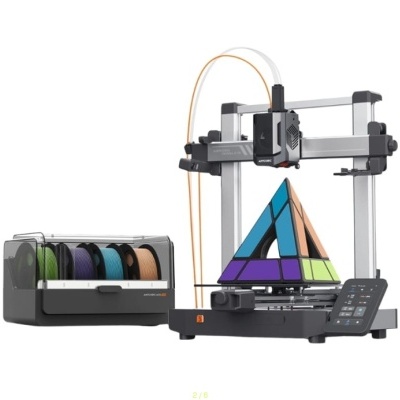 Impressora 3D cinza com filamentos coloridos e objeto pirâmide impresso