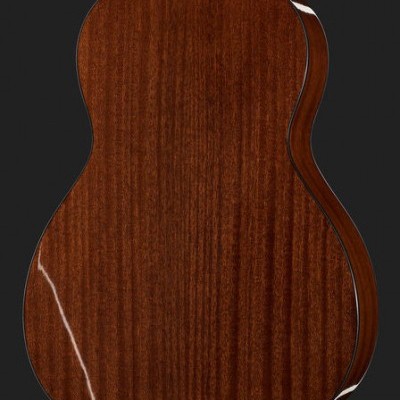 Parte traseira de guitarra acústica em madeira castanha envernizada