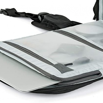 mochila cinza com compartimento para portátil aberto