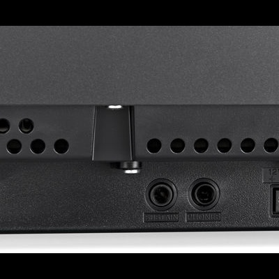 Traseira de dispositivo eletrónico preto com portas USB, audio e alimentação