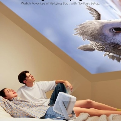 Dois jovens deitados olhando para um teto onde uma coruja está projetada